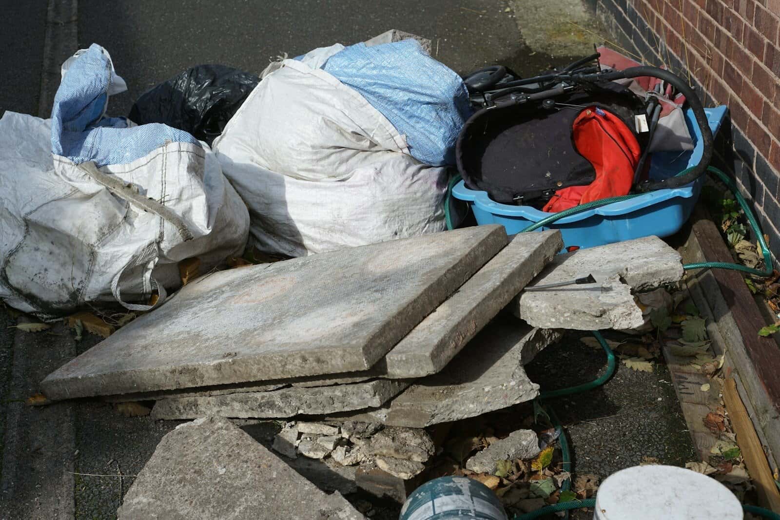 Чували с отпадъци и бетонни плочи, готови за извозване